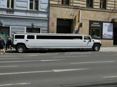 Белый лимузин перерыл улицу в Петербурге