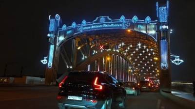 Жителям Петербурга назвали способы доехать до дома после разведения мостов