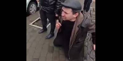 Пьяный мужчина на коленях просил копов забрать его в полицию, чтобы его не побила жена, видео - ТЕЛЕГРАФ