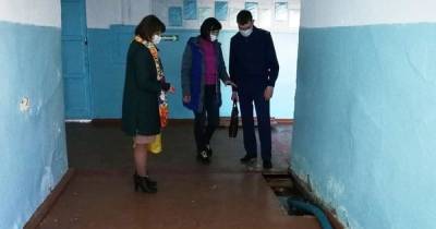 Школу в Амурской области наказали за туалеты на улице и плесень