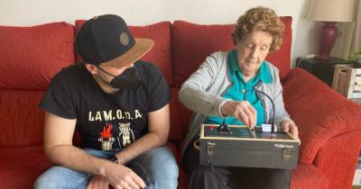 "Бабуляграм": инженер создал мессенджер для своей 96-летней бабушки