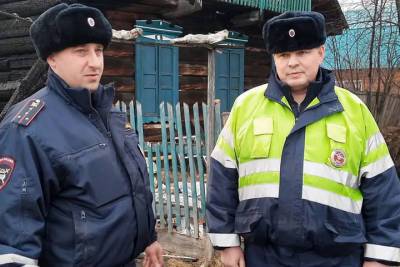 В Красноярском крае инспекторы ДПС спасли во время пожара многодетную семью