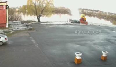 Курский водитель протаранил памятник трактору
