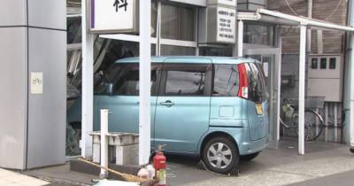 В Японии авто въехало в здание больницы, семь человек пострадали