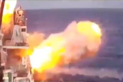 Попадание китайской сверхзвуковой ракеты в корабль попало на видео