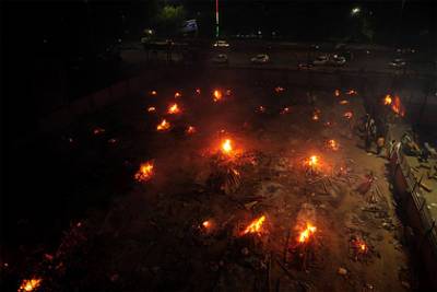 Умерших от коронавируса начали массово сжигать в столичных парках в Индии