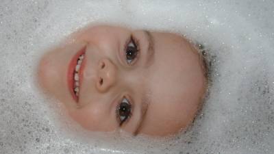 Частое купание детей является предвестником кожных заболеваний