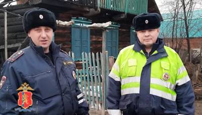 Красноярские полицейские спасли троих детей и их родителей из горящего дома