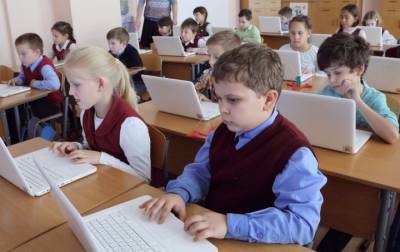 Омбудсмен предложила обучать российских школьников безопасному поведению в соцсетях