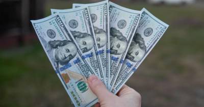 Валютный рекорд: украинцы продали максимальный объем иностранных денег за четыре года