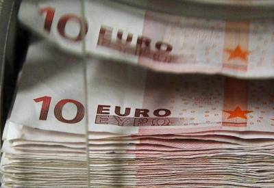 Доллар дорожает в начале торгов на "МосБирже", евро - дешевеет
