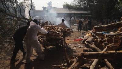 «Цунами» COVID-19: В Индии оборудуют костры для кремации в парках и на автостоянках