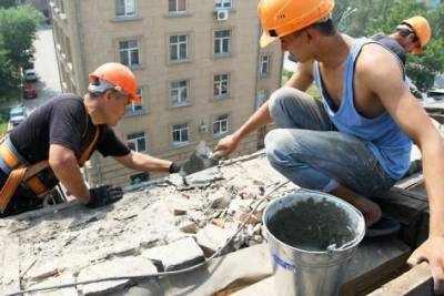 Жители дома в посёлке Ясногорск пожаловались на стекающую с крыши в счётчики воду — видео