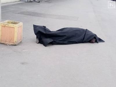 В Екатеринбурге на автобусной остановке нашли труп мужчины