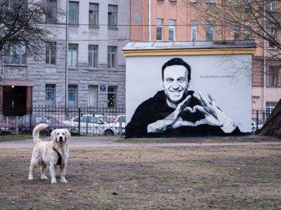 "Герой нового времени": в Петербурге появилось граффити с Навальным