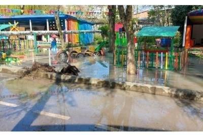 В районе затопленного детсада в Тимашевском районе работают 15 человек и спецтехника