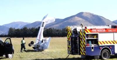 Небольшой самолёт вертикально воткнулся в землю в Новой Зеландии
