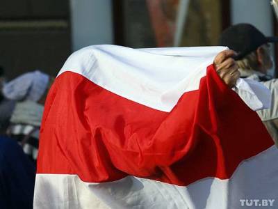 Белоруса отправили под суд из-за красно-белой коробки на балконе