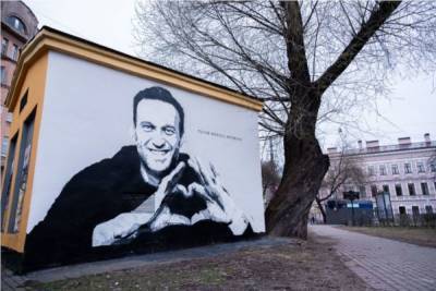 В Петербурге появилось граффити с Навальным, показывающим сердце Йебин
