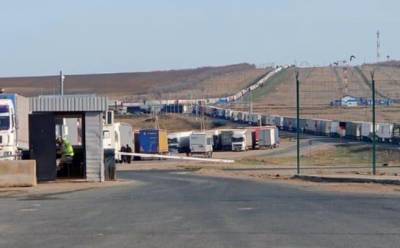 На границе Казахстана с Россией застряли сотни машин