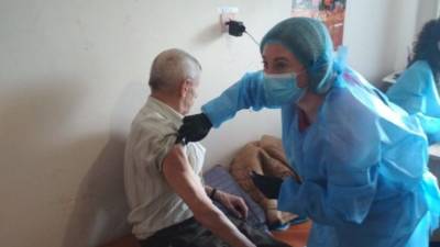 Пенсионерам Чукотки заплатят по две тысячи рублей за прививку против коронавируса