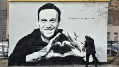 Граффити с Навальным в Петербурге приехали закрашивать силовики