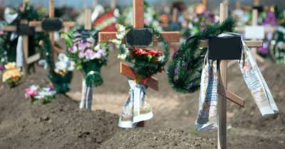 Позировали обнаженными на фоне могил: под Полтавой 7-классницы устроили фотосессию на кладбище