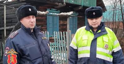 Красноярские инспекторы ДПС через окна вытащили семью с тремя детьми из огня