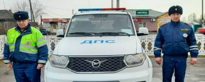В Красноярском крае сотрудники полиции спасли семью из горящего дома