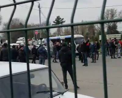 Торговцы с заблокированных силовиками рынков в Ростове перекрыли движение на Шолохова
