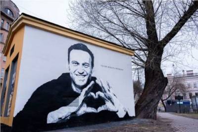 Граффити с Навальным в Пушкарском саду уже закрасили