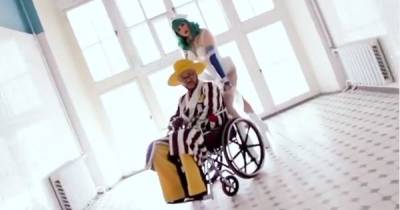 MARUV в образе секси-медсестры с Киркоровым на инвалидной коляске сняла клип
