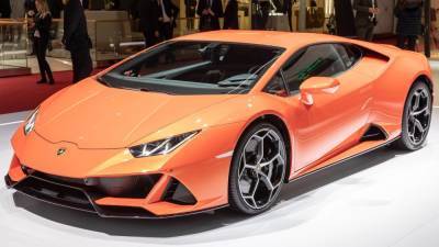 Компания Lamborghini выпустила тизер обновленного суперкара Huracan