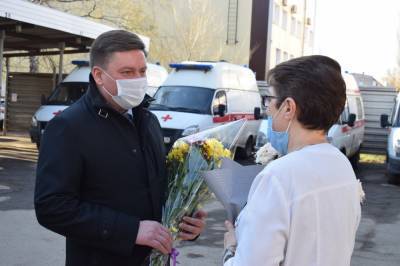 Единороссы поздравили работников скорой помощи с профессиональным праздником