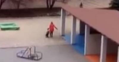 Волочила по земле: в Запорожье воспитательница издевалась над ребенком, которого забыла во дворе (видео)