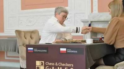 Скандал на матче в Польше: У российской чемпионки по шашкам забрали флаг РФ во время игры