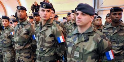 Французские военные предупредили президента об опасности начала расовой войны