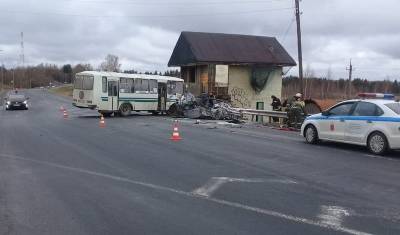 Четыре человека погибли в ДТП с автобусом в Ленинградской области