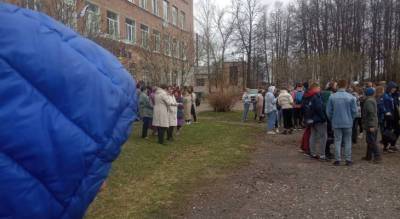 "Дети вышли без вещей": что стоит за массовой эвакуацией школ в Ярославской области