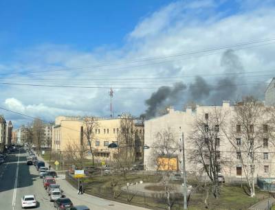 В Петроградском районе горит дом с коринфскими колоннами