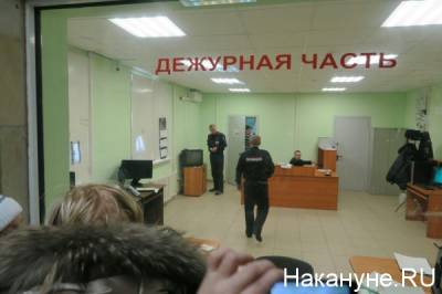 Житель Екатеринбурга притащил к пункту полиции найденный в лесу арсенал оружия