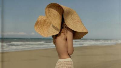 Соломенные шляпы, панамы и платки: Ruslan Baginskiy представил летнюю коллекцию – фото