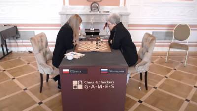 «Грубое вмешательство в игровой процесс»: во время матча ЧМ по шашкам среди женщин со стола унесли российский флаг