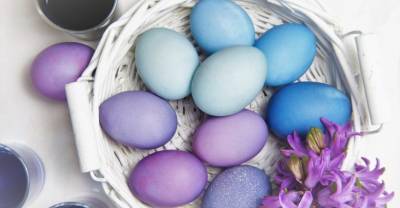 Химик перечислил безопасные и не очень способы покраски яиц на Пасху