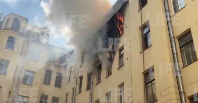 В Петербурге горит исторический дом начала XX века