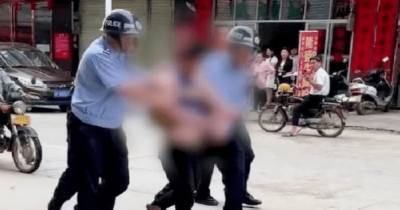В Китае неизвестный устроил резню в детском саду, 16 детей пострадали (видео)
