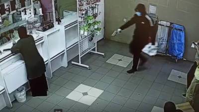 Видео: вооруженные грабители ворвались в Почтовый банк в Рош ха-Аине, но сбежали с пустыми руками