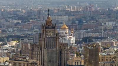 Россия высылает дипломатов стран Прибалтики