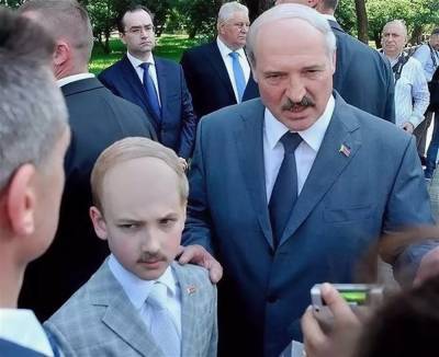 «Посмотрите стоп-кадр, какими глазами внук Лукашенко смотрит на...
