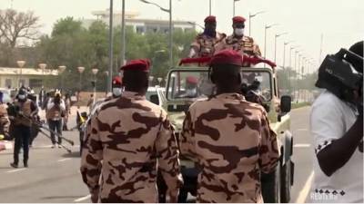 Французские флаги в огне после убийства президента Республики Чад